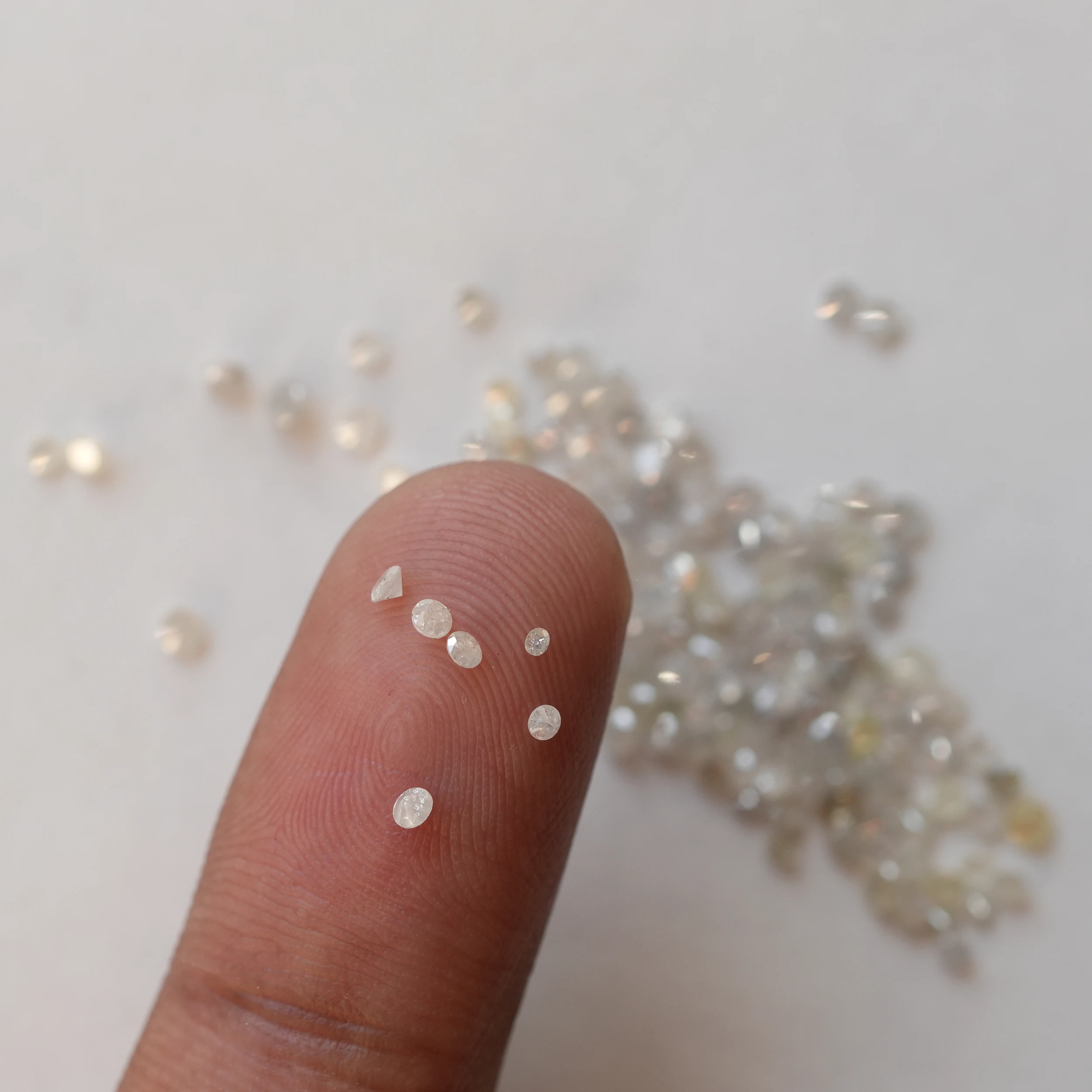 Natural Misty White color Round Brilliant cut Melee Diamonds | 4.62 CT Mix Diamond lot | 1.3 MM to 2.5 MM - Image 4