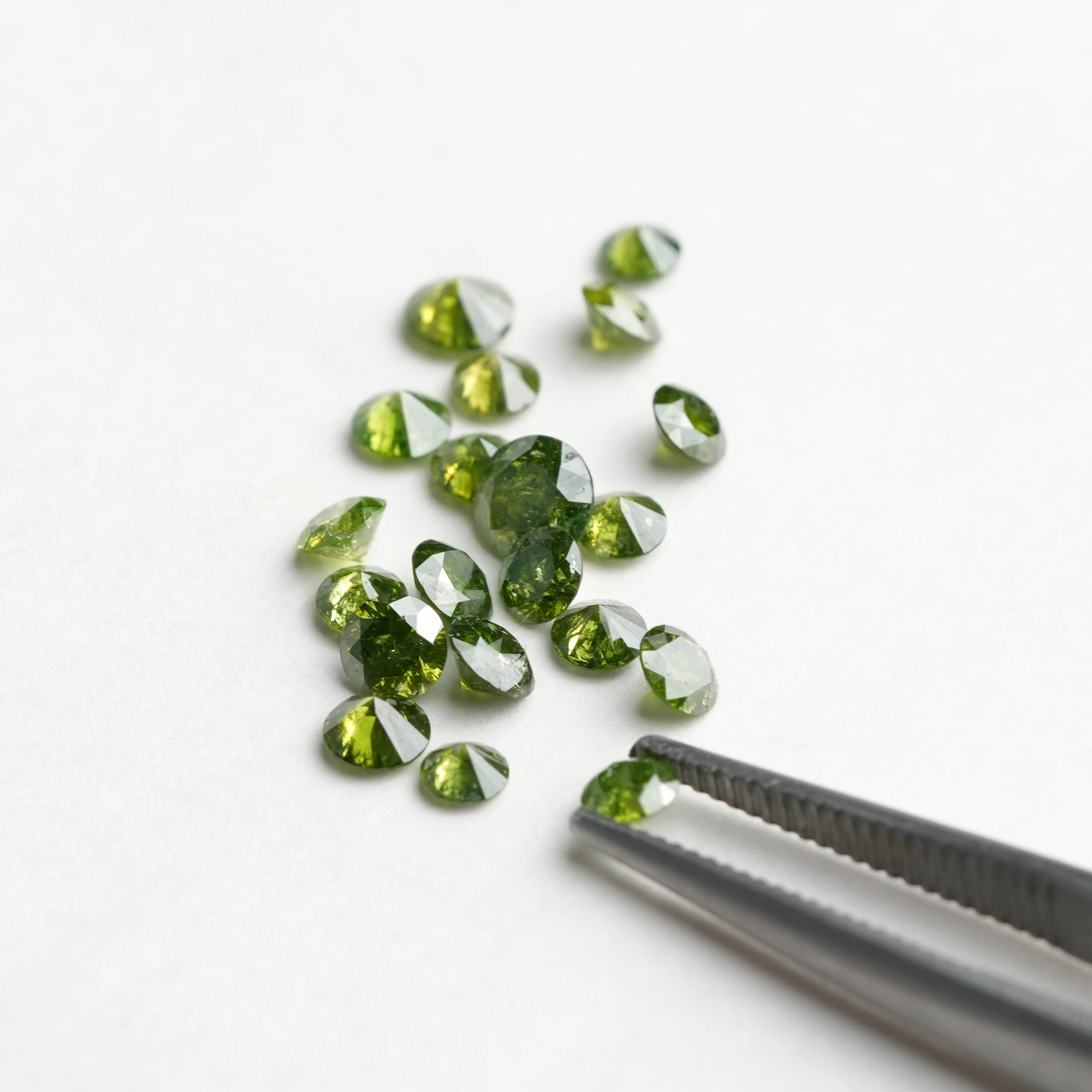 Natural Green Color Round Brilliant cut Diamonds | 2.75 CT Melee Diamonds Lot | 2.5 MM to 4 MM - Image 4